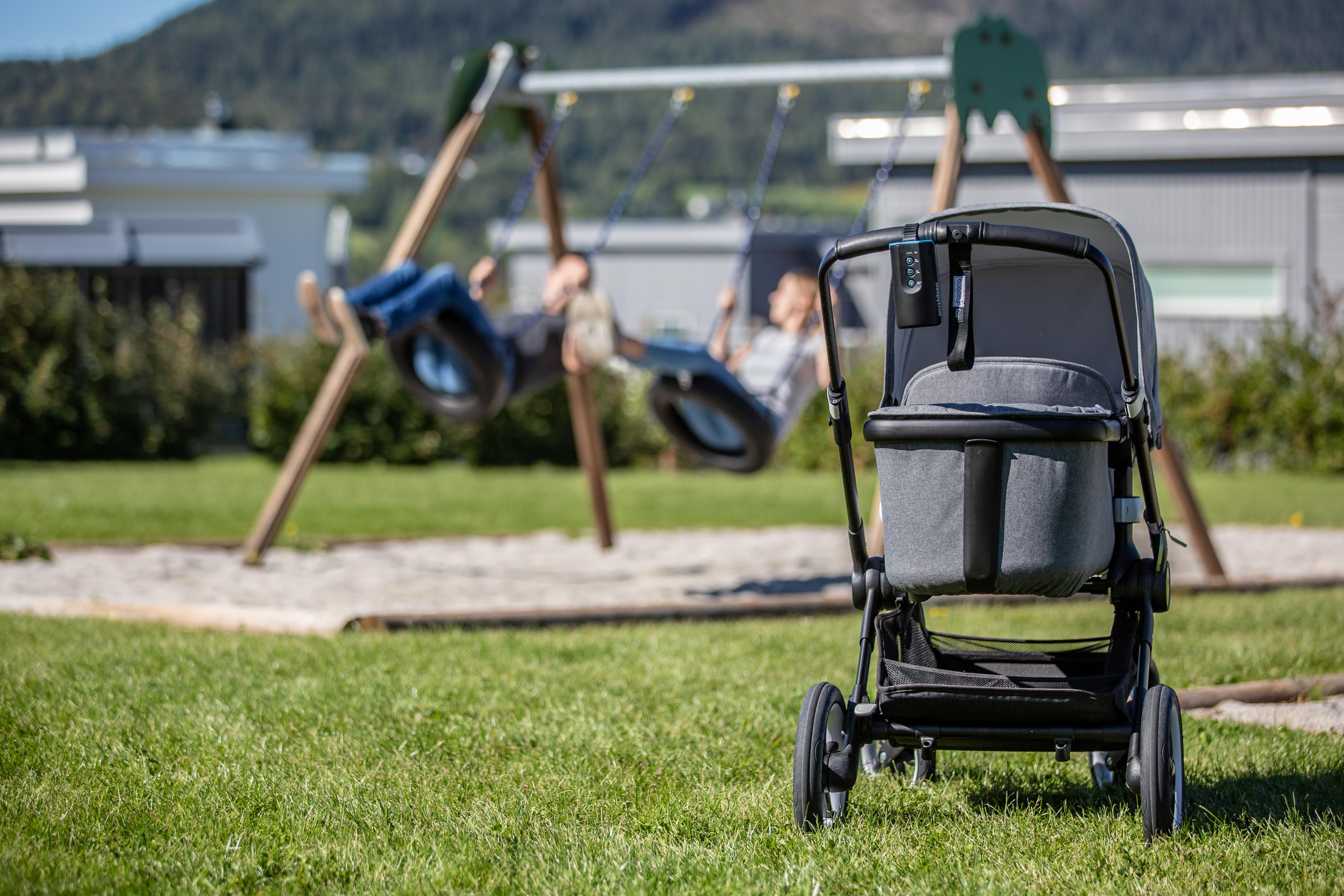 Easlily move the Sleepytroll Baby Rocker between the stroller, cot or as  here a hanging cradle. No extra bracket needed. 🎦@charlottefredborg.  Thanks for, By Sleepytroll